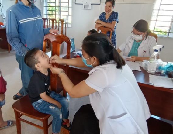 D:NĂM 2022TRUYỀN THÔNGHÌNH ẢNHHÌNH TIÊM CHỦNG TRẺ EMuống OPV.jpg